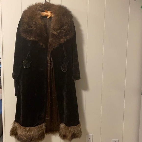 Vintage Real FurYoked Collar and Faux Hem Clip Buckle Tiered Coat Classy! - Picture 1 of 10